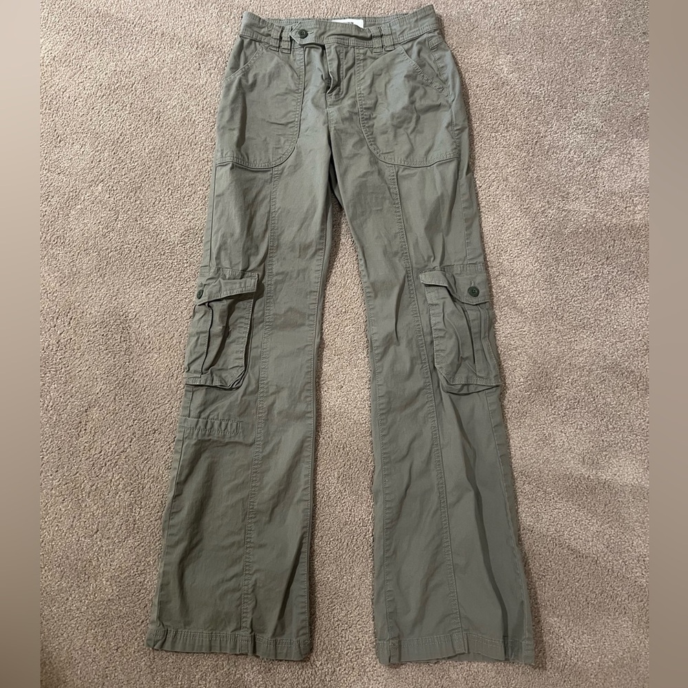 cotton low rise cargo pants, worn barely and still in great condition.